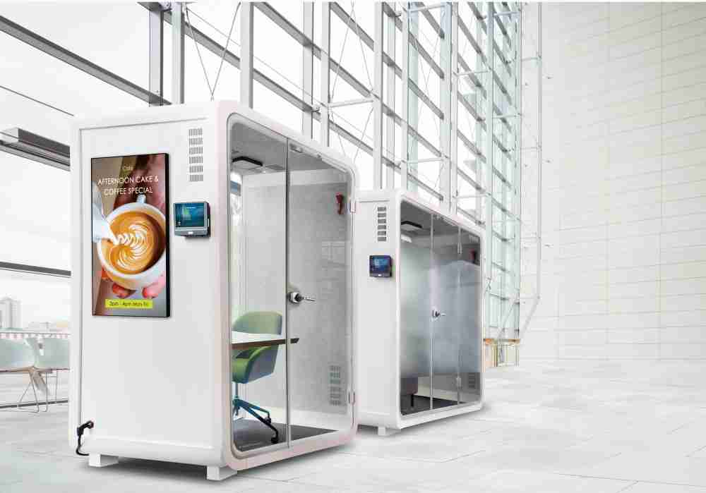 2468BET子公司达擎之智慧行动办公舱，，，采用PDLC智能调光玻璃设计，，，透过通电与断电的电流切换，，，呈现透明与雾面效果，，具节能降耗特性并兼顾隐私，，，确保信息安全