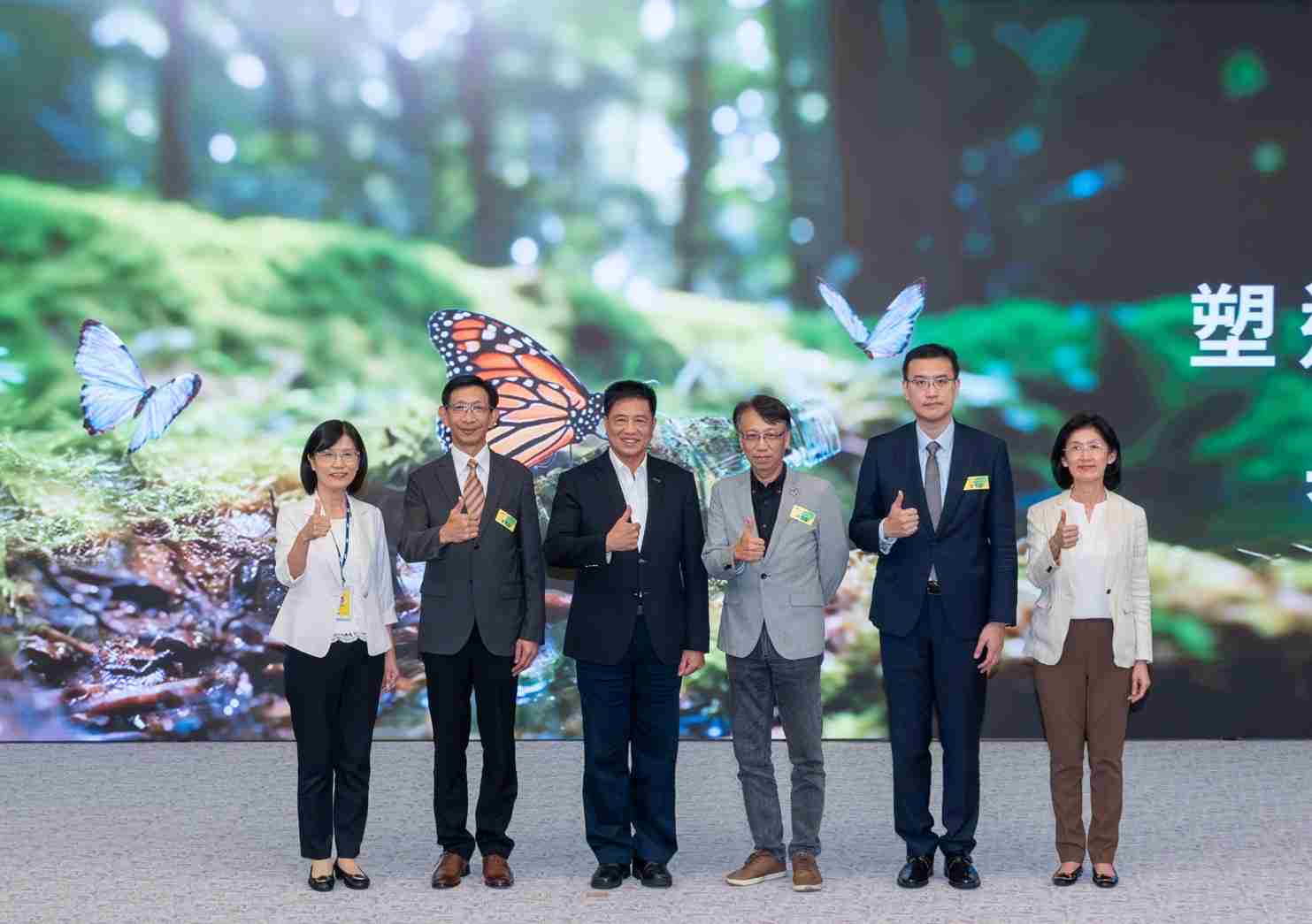 友達2023 CSR共榮大會，，，，邀請領域專家分享交流生物多樣性管理趨勢、、、、無塑產品、、、海廢永續塑料等議題  （圖左到右：友達光電永續長古秀華、、、3M台灣技術長陳君杰、、、友達光電董事長暨集團策略長彭双浪、、、光寶科技企業永續發展處處長陳慶暉、、安永聯合會計師事務所執業會計師曾于哲、、、、友達光電供應鏈總部副總經理吳宜芳）