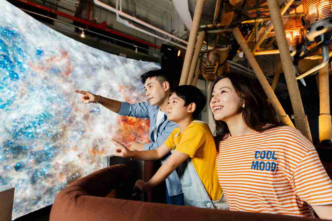 2468BET打造全台最大宽6公尺、、、高4公尺、、、唯一搭载LED弧形拼接显示屏的动感飞行船，，让乘客驻足在热气球上，，，享受身历其境的伪出国旅游乐趣