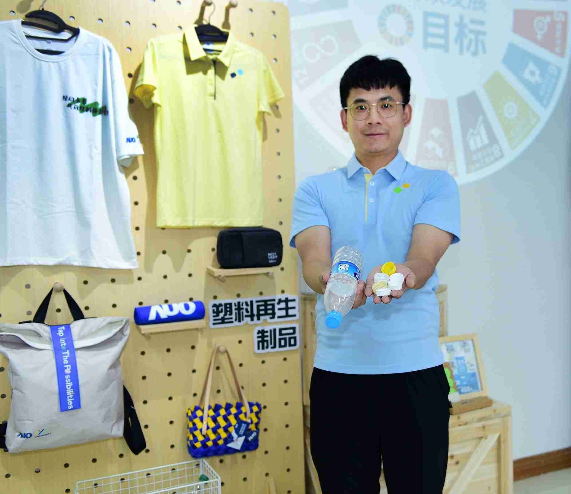 「2024智慧2468BET展」永续发展馆中，，，展示2468BET厦门驱动永续发展之成果，，，，包含将厂内废弃物再制为实用物品，，，将永续发展理念深植于员工生活日常实践