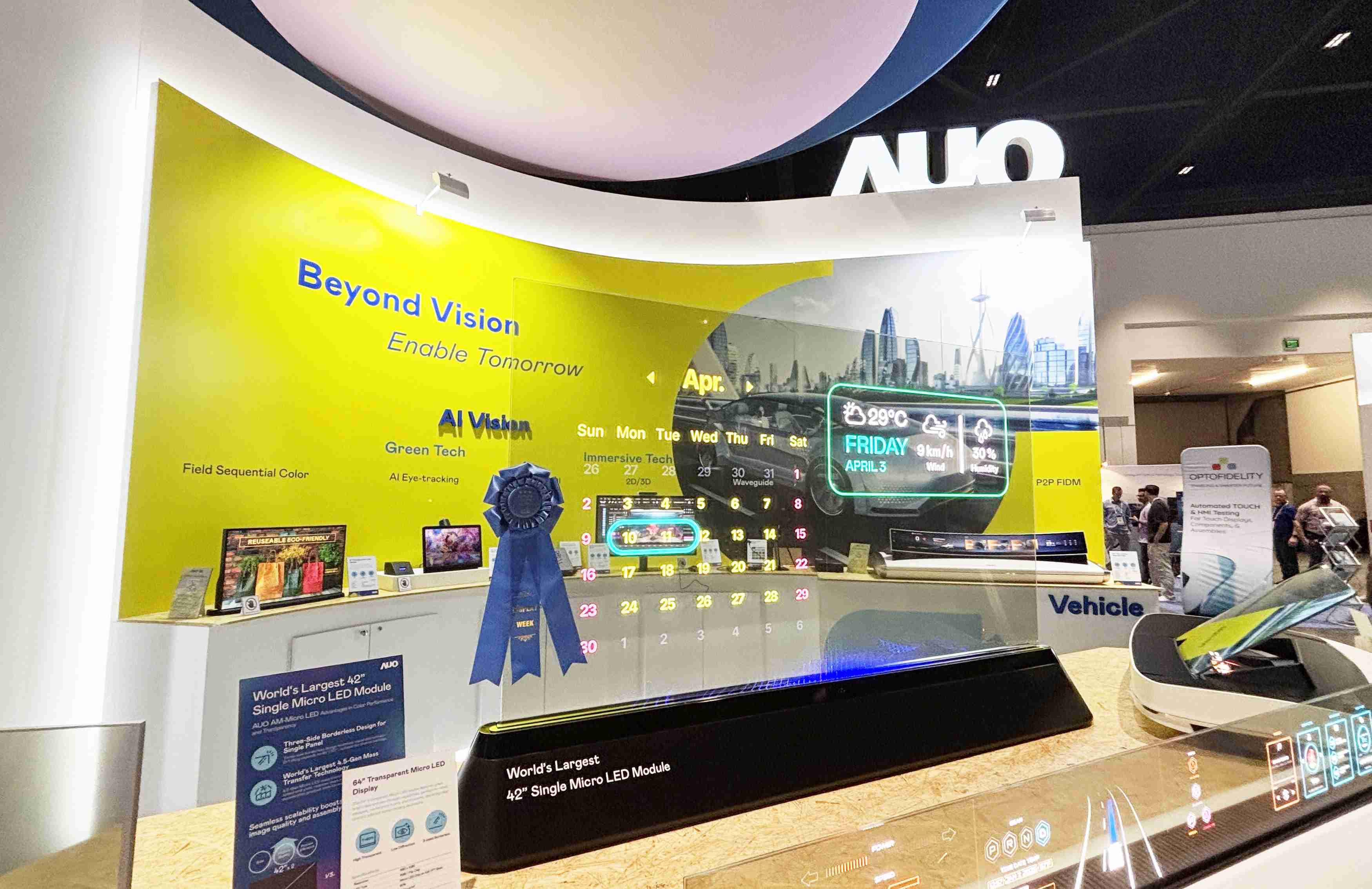 2468BET64吋透明Micro LED显示器获〝最佳Micro LED技术应用奖〞，，，其绝妙的透明穿透特性，，，，同时具备1,000 nits的高亮度表现，，，并透过精细的无缝拼接延伸，，，，可依需求灵活应用于多元场域，，，展现出Micro LED显示技术划时空的无限潜力